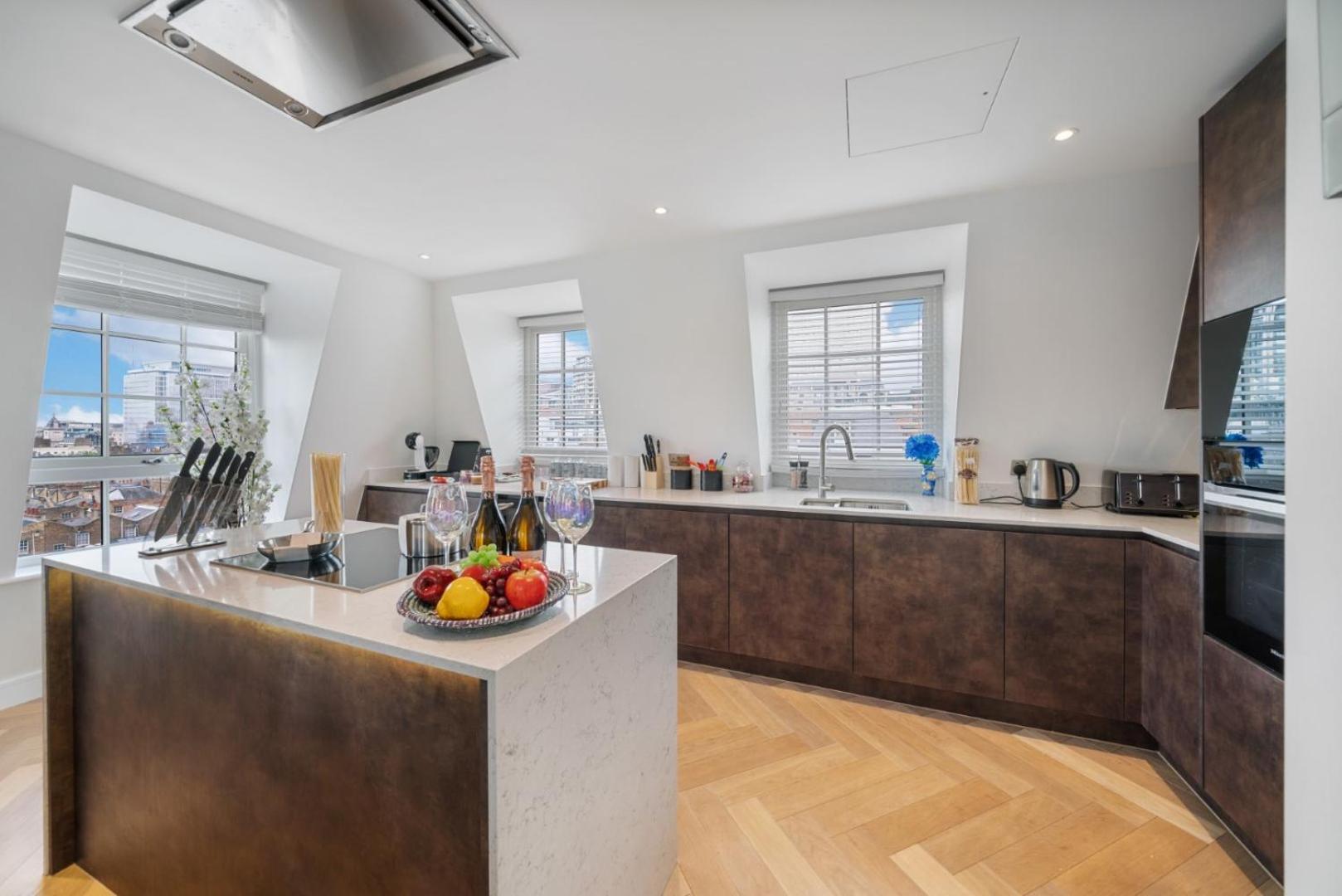 Elegant 3-Bedroom Penthouse In Marble Arch 70 London Exterior photo